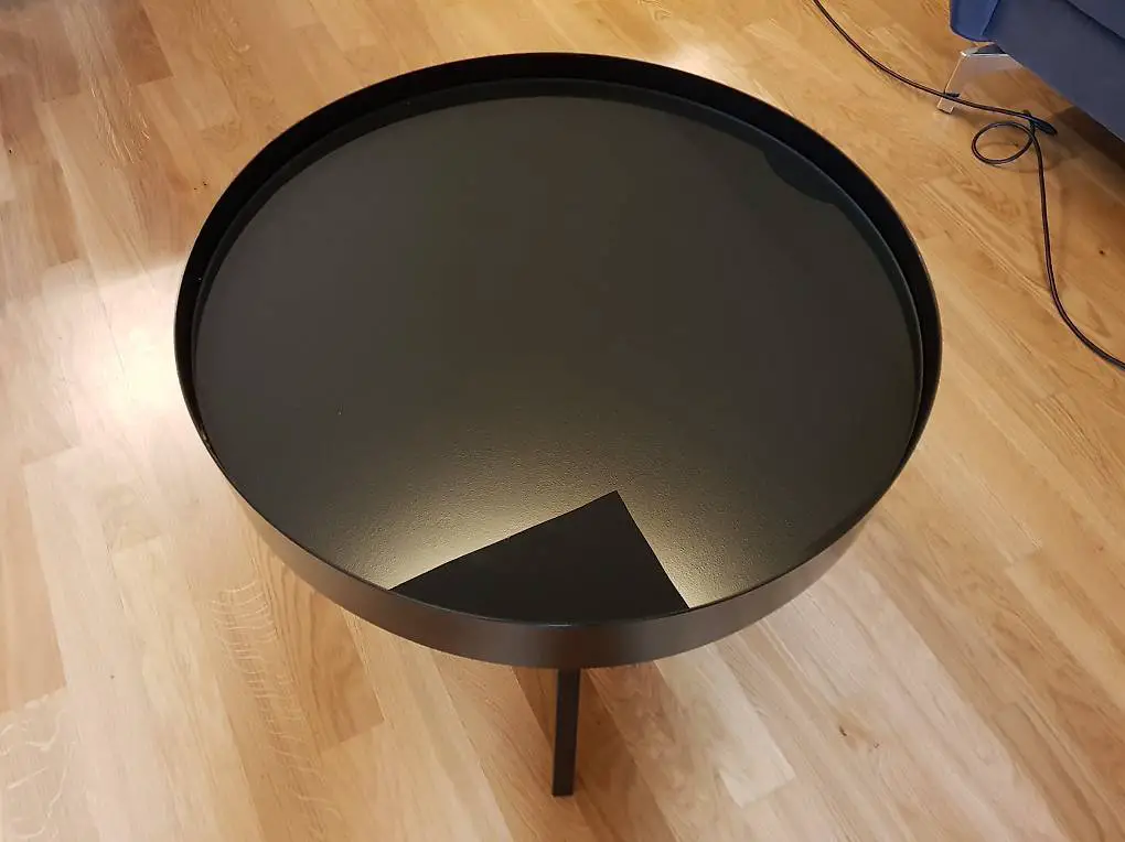 Stahl-Salontisch mit Glaseinsatz