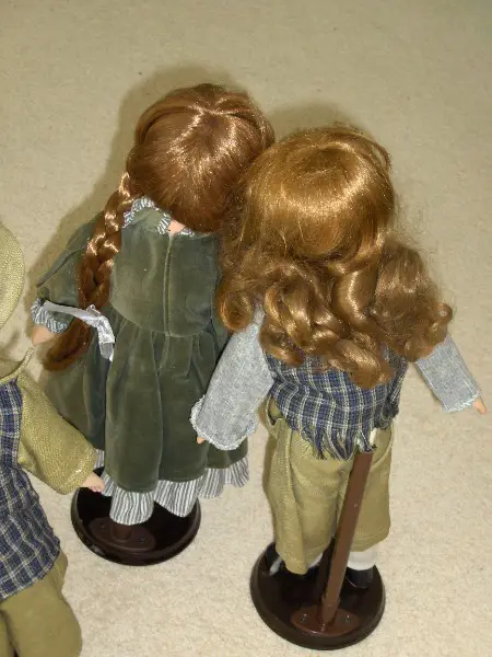 2 Neuwertige, sehr hübsche Porzellanpuppen-Schulmädchen