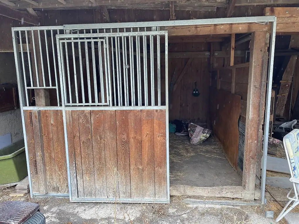 Pferdeboxen Vorderfront mit Schiebetür / Trennwand