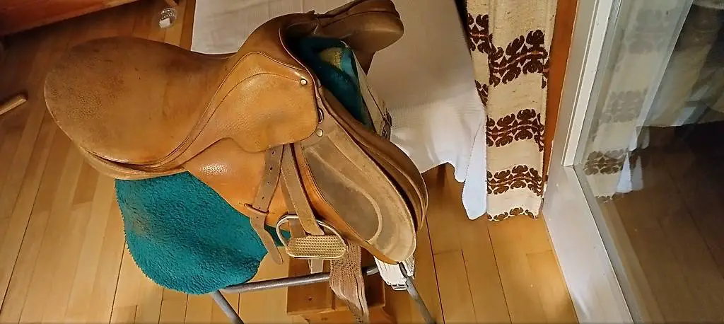 Pferdesattel aus Leder mit Gestell