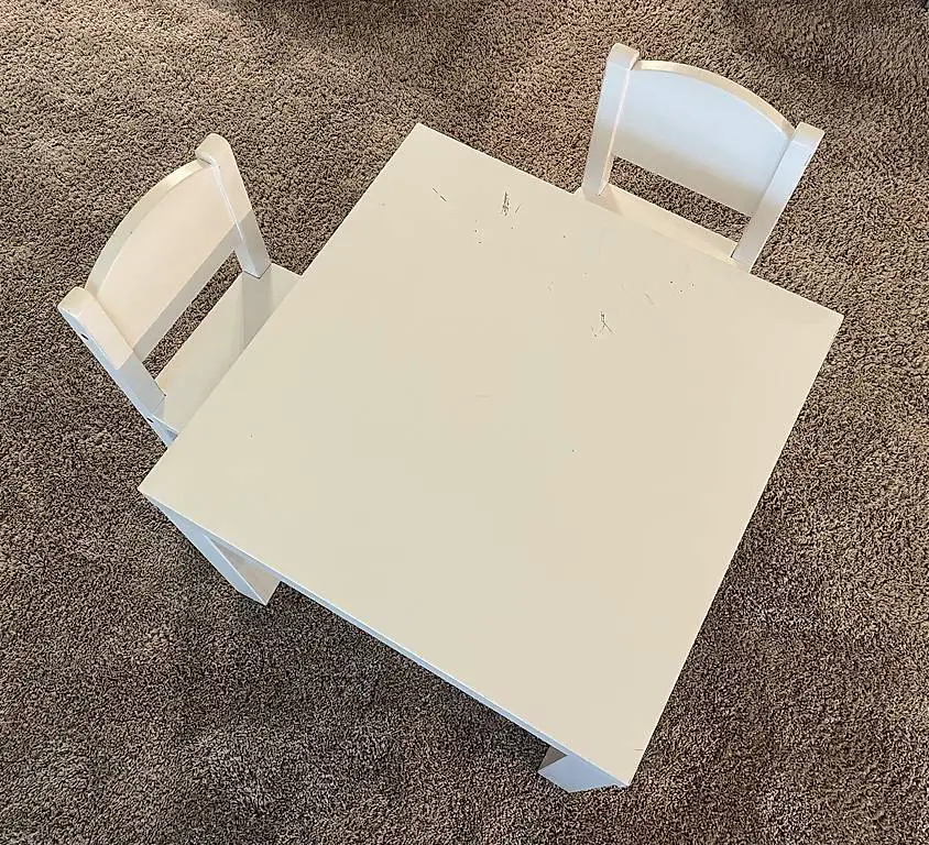 IKEA Tisch und Stühle für Kinder