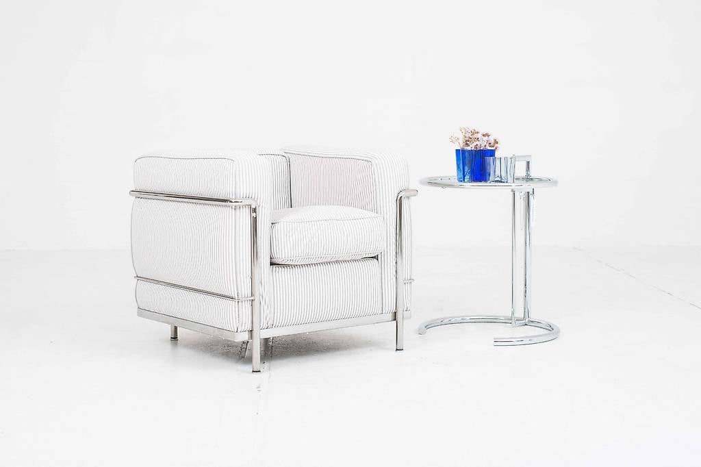 Cassina LC2 Sessel von Le Corbusier mit grau-weissem Stoff