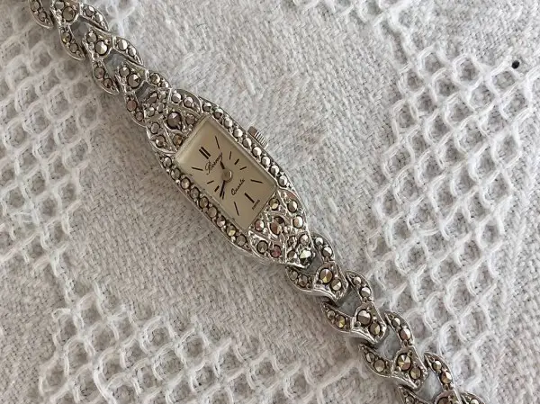 Silber Uhr mit Markasithsteinchen