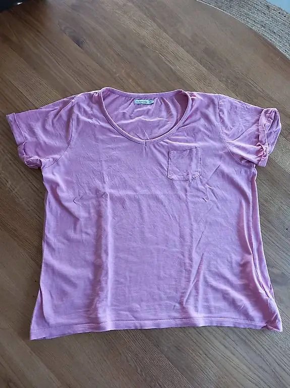 Rosa T-Shirt mit Brusttasche
