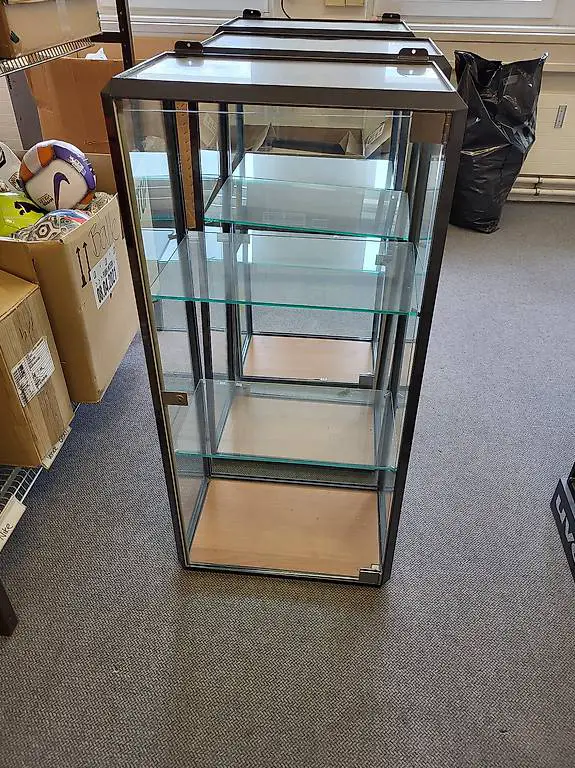 Glasvitrinen zu verkaufen