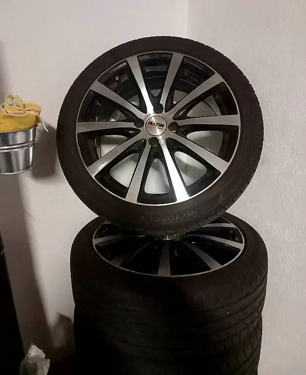 Sommerpneus mit Felgen