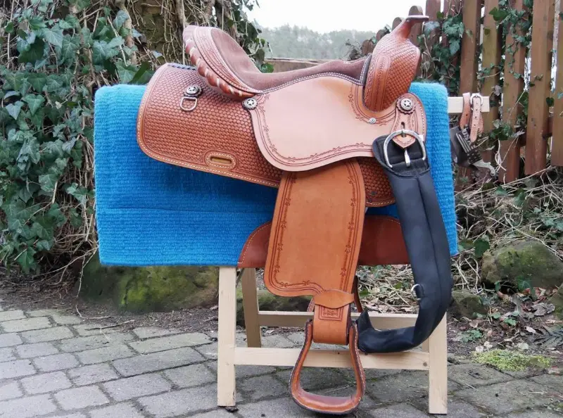 Westernsattel mit Pad und Sattelgurt