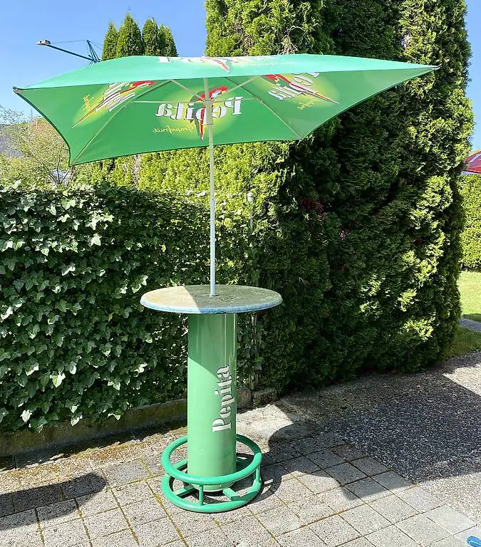 Bistro Bar Stehtisch mit Sonnenschirm