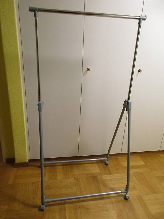 50 Prozent off - Kleiderständer auf 4 Räder