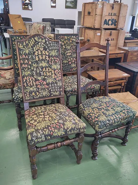 Antike Gobelin Essstühle Holz mit Stoffbezug