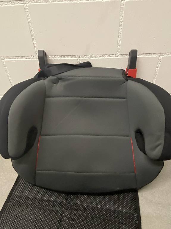 Sitzerhöher mit Isofix und Sitzschutz